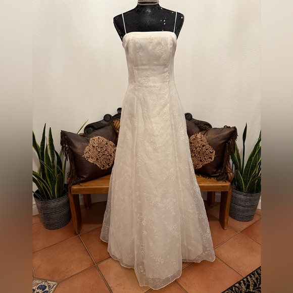 Masquerade Dresses & Skirts - Masquerade Vintage Creamy White Floral Wedding Dress Size 7/8